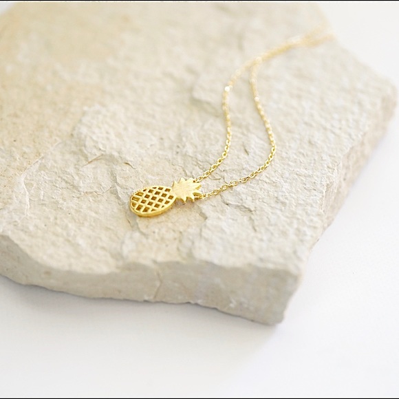 Dainty Pineapple Necklace Gold - Picture 4 of 5